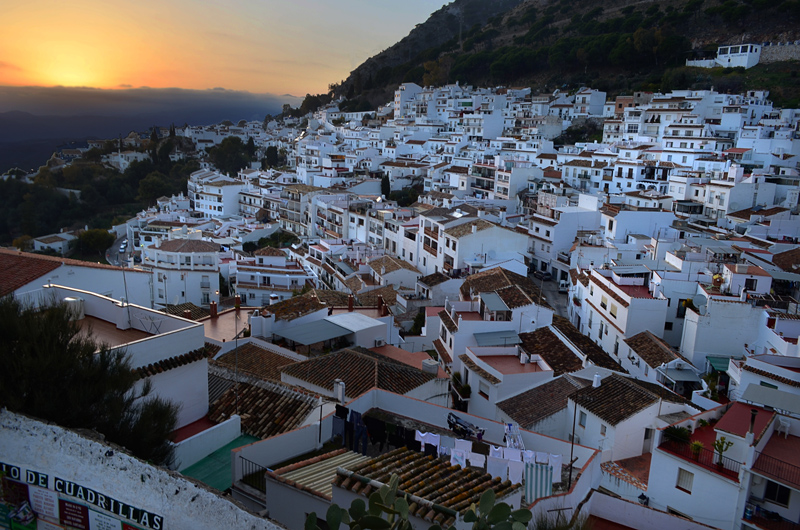 Atardecer en Mijas con vistas a sus casas encaladas, un entorno ideal para vender una propiedad en el área de Mijas, destacando su encanto mediterráneo y su atractivo en la Costa del Sol.